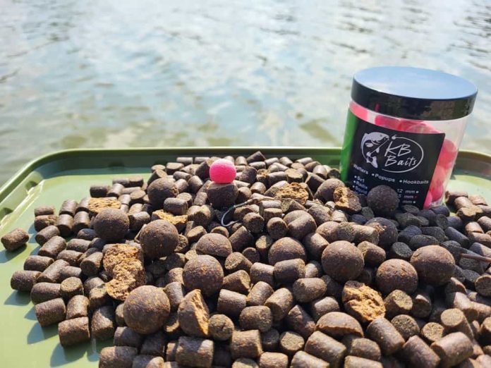 Deze boilies bestaan voor 65% uit pellet crumble, ontwikkeld voor de karperkwekerijen, om kleine karpers snel en gezond te laten groeien.