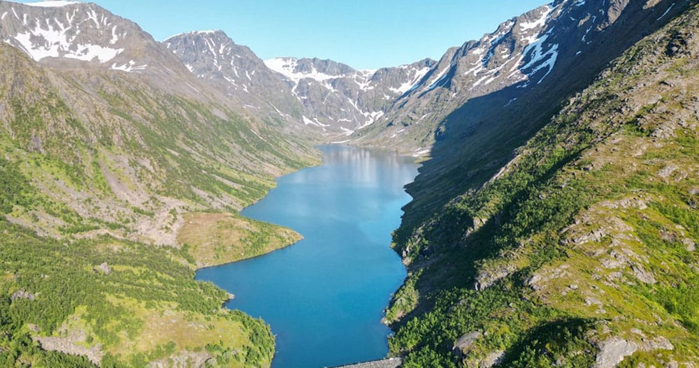 Hoge bergen, diepe meren en fjorden.