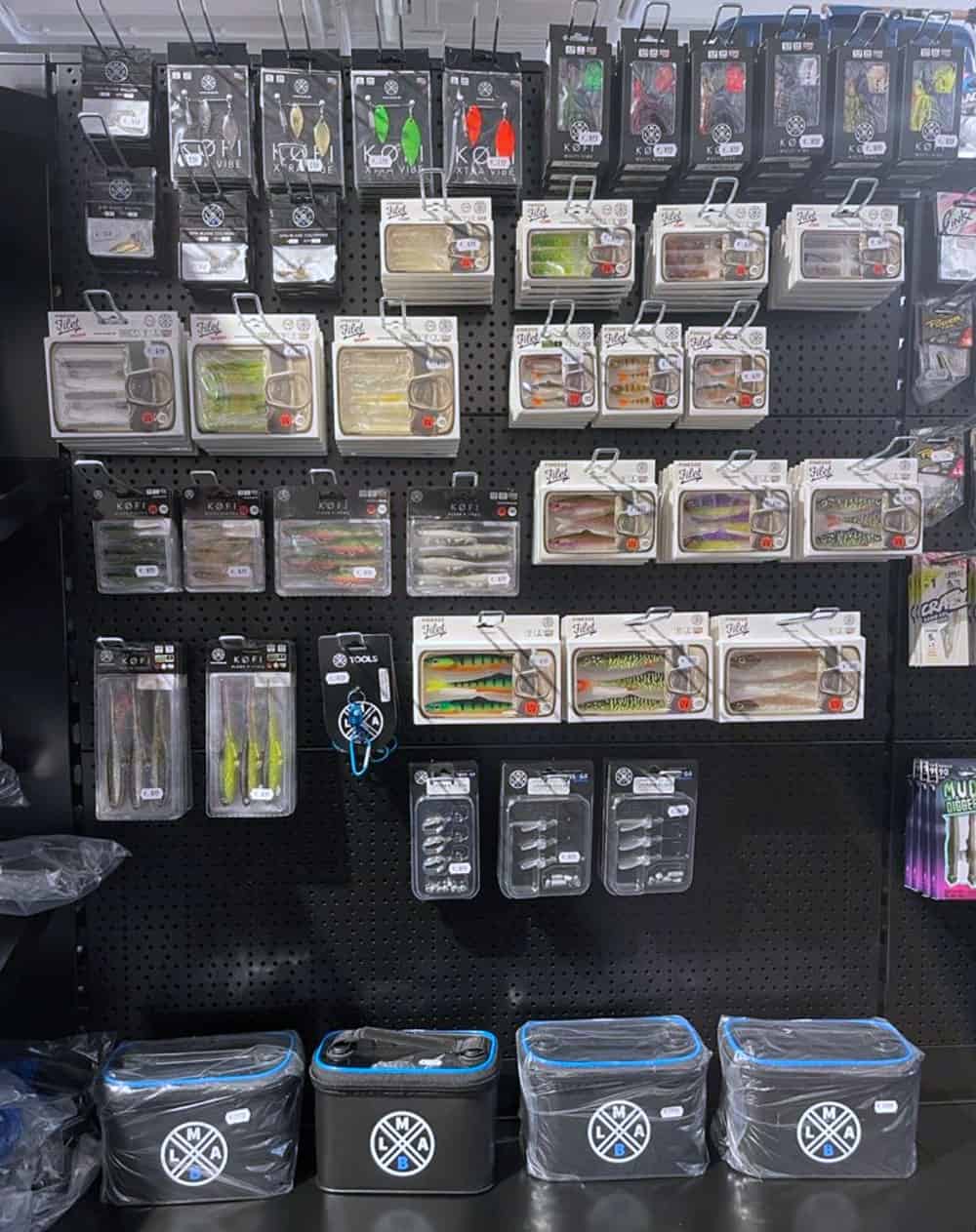 Het assortiment bestaat onder meer uit kunstaashengels voor het werpen met de werpmolen of de werpreel, hard- en softbaits, tassen, kunstaasdozen, lijnen, onthaakgereedschap, kleding en klein materiaal.