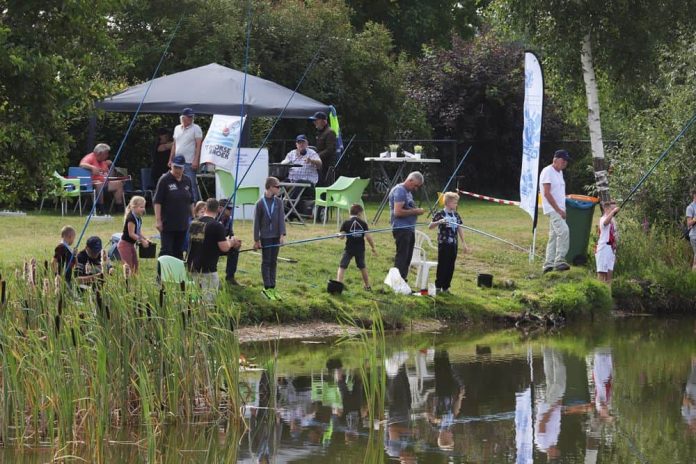 De ZomerVISkaravaan van Sportvisserij Nederland streek op vrijdag 21 juli van 9.30 uur tot 14.30 uur neer langs de visplas aan de Mies in Groesbeek.