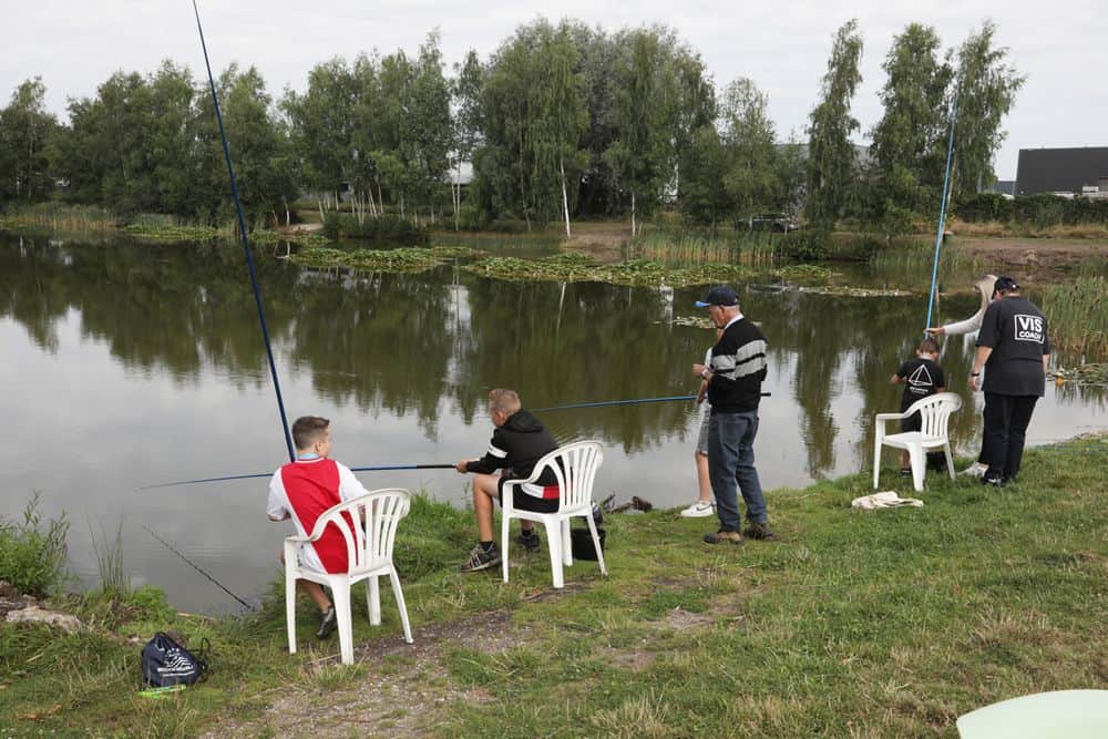 De visplas ligt er pas een jaar of acht en is sinds een jaar of vijf in gebruik als visvijver. Jong en oud weten inmiddels deze visvijver te vinden.