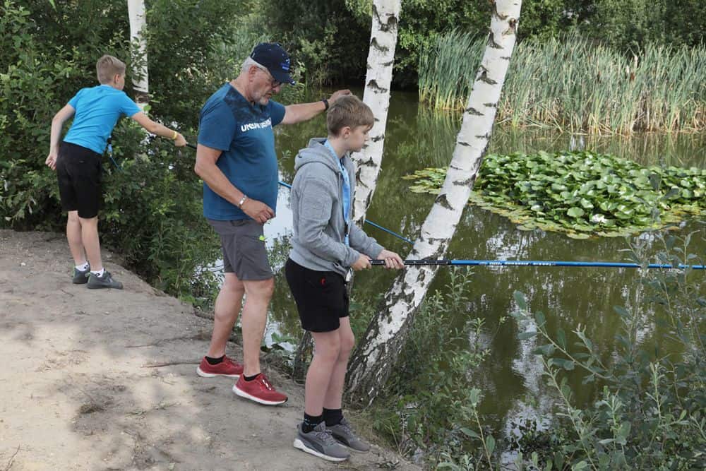 Het was soms wat lastig manoeuvreren met de vaste hengels tussen de overhangende bomen.