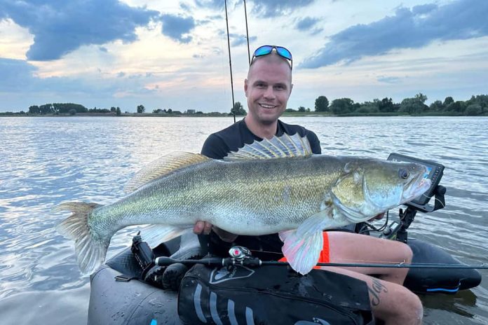 Een monstersnoekbaars van 108,5 cm, gevangen door Wesley Broers op 10 juli. Een vangst die op social media meteen voor de nodige commotie zorgde.