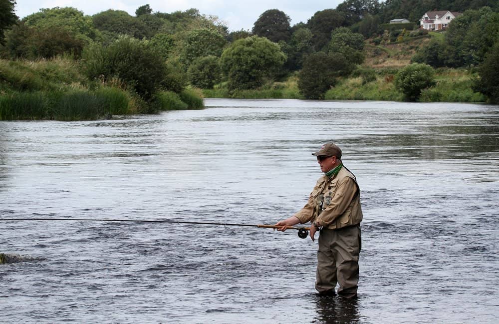 Je kunt in Ierland niet alleen vliegvissen op zalm op rivieren van klein tot groot, het zalmvliegvissen op stilstaand water, de ‘loughs’, is een Ierse specialiteit.