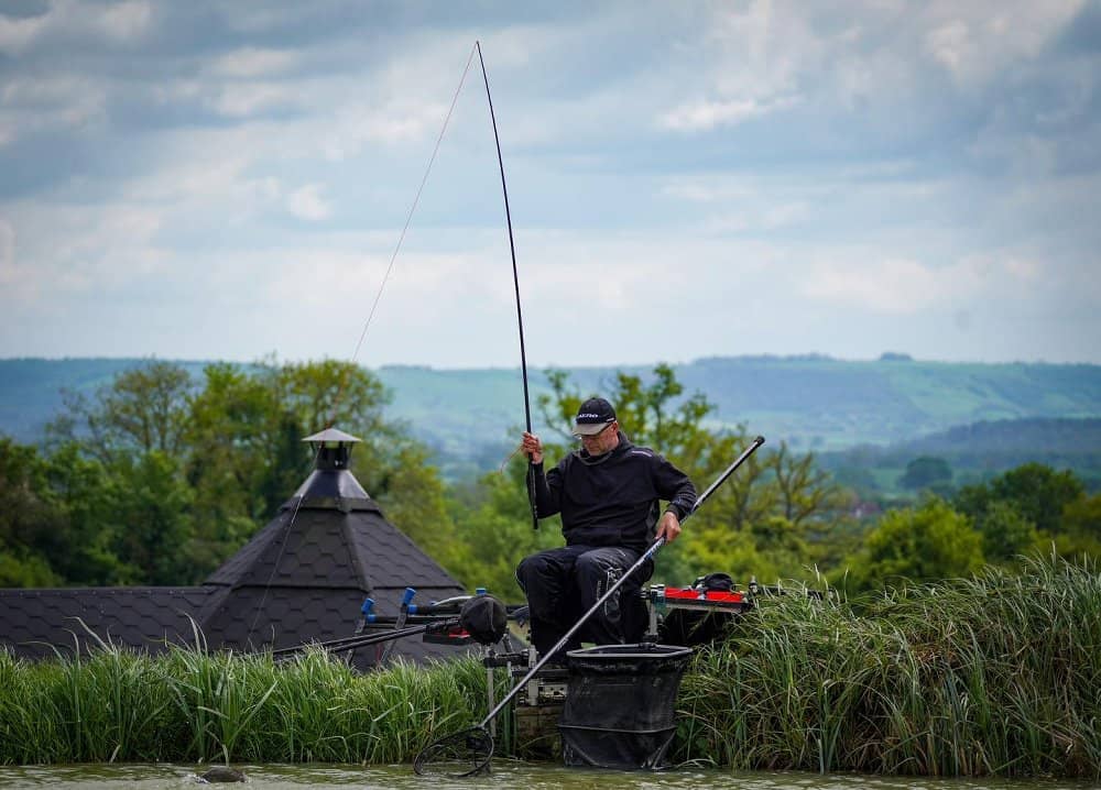 Shimano’s nieuwe vaste hengels zijn te bestellen in diverse pakketten die passen bij de wensen van de sportvisser, zowel voor de wedstrijdvisser die vist op natuurlijke wateren als de commercial visser, in zowel 13 meter als 16 meter packs en speciaal voor België en Nederland ook in een 11,5 meter pack.