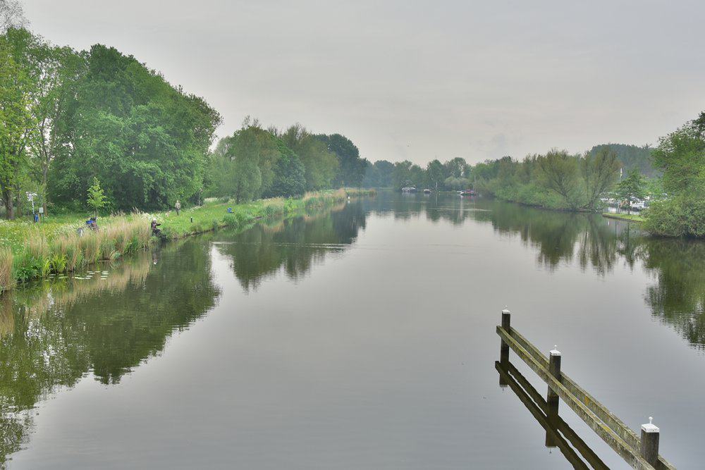 De Vlaardingse Vaart; je kunt er heerlijk vissen in een groene omgeving.