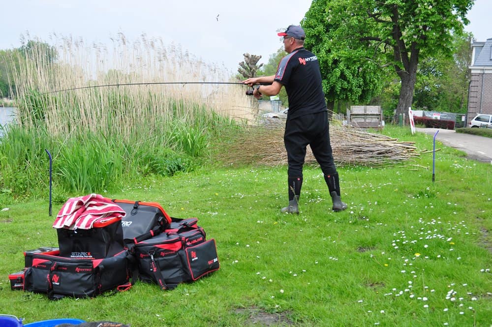 Genoeg ruimte op deze stek: eerst even de afstand ‘uitpassen’ met distance sticks.