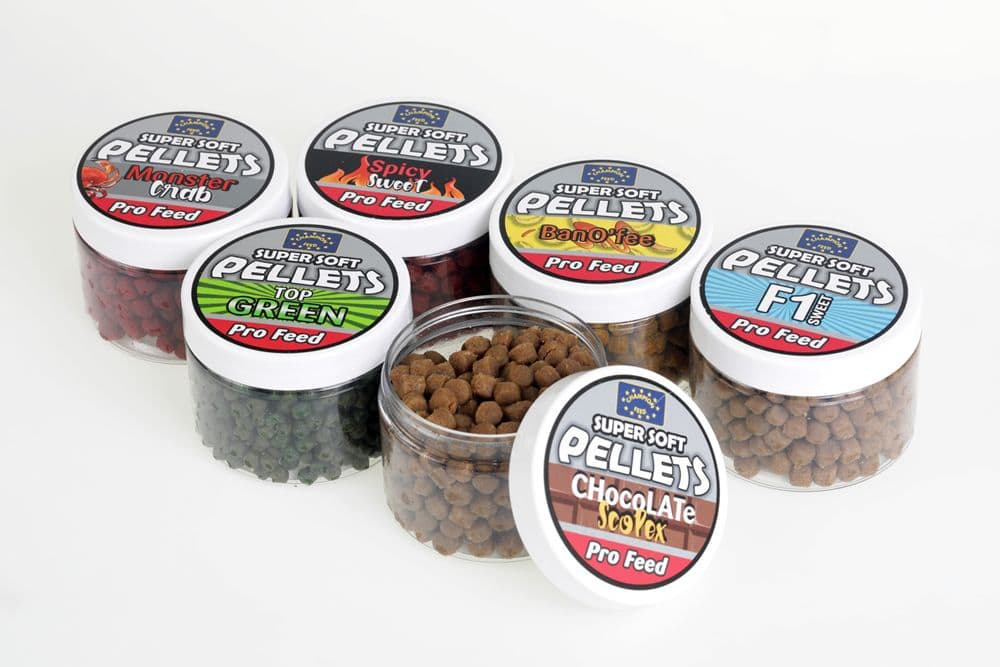 Een potje Champion Feed Pro Feed - Super Soft Pellets bevat 100 gram aan pellets.