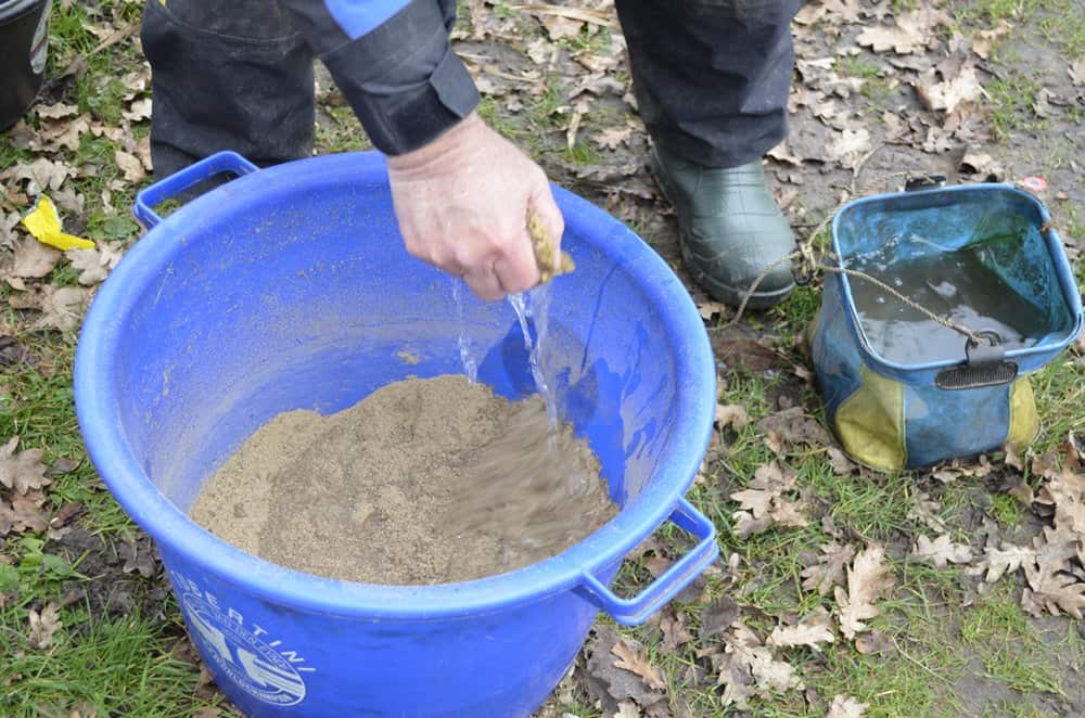 Op 1 kg voeder voeg je ongeveer een halve liter water toe waarmee je de mix het best in drie delen nat kunt maken.