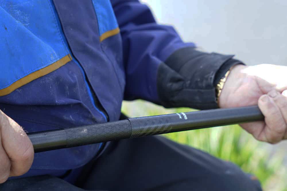 Extra versteviging bij de bussen, waardoor de hengeldelen langer mee gaan.