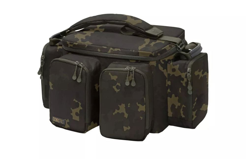 De Korda Compac Carryall Dark Kamo is een stijlvolle karpertas waarin jij al je spullen gemakkelijk mee kunt nemen naar de waterkant.