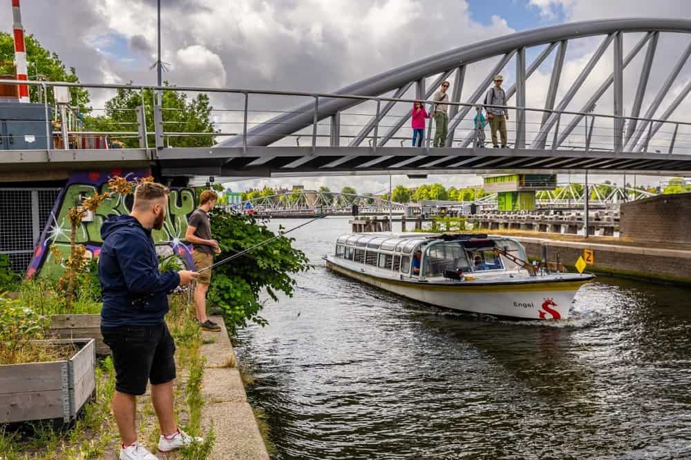 De AHV is in Amsterdam nog steeds dé vereniging die – met de hulp van talloze vrijwilligers – vissen in nood redt, de visstand onderzoekt en aan de lat staat voor controle en handhaving