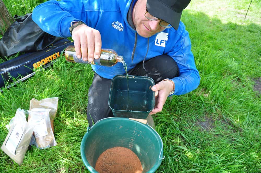 De booster mengen met het water waarmee het voer wordt bevochtigd.