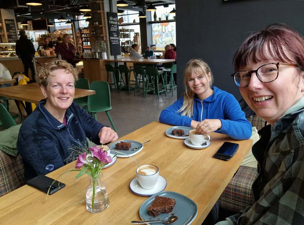 Sonja, Bianca en Bianca (Vismeid) besloten om deze regenachtige dag onder andere in een overdekt winkelcentrum door te brengen in de stad Bodo.