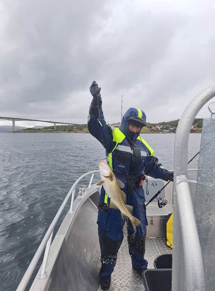 De boot leek van een afstand wel een soort draaiende dansvloer, tel daar de stralende en blije, vissende vrouwen bij op en het was alweer een visfeestje vandaag!