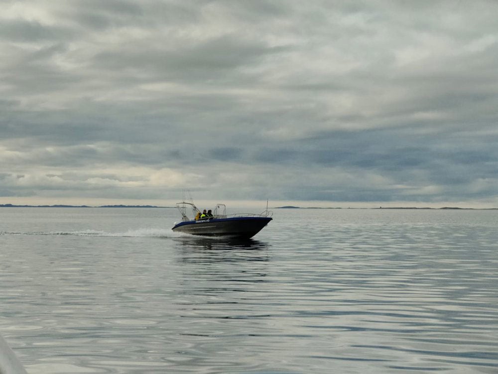 We hebben deze week drie boten tot onze beschikking en vandaag besloten we via de kleine straumen lekker naar buiten te varen!