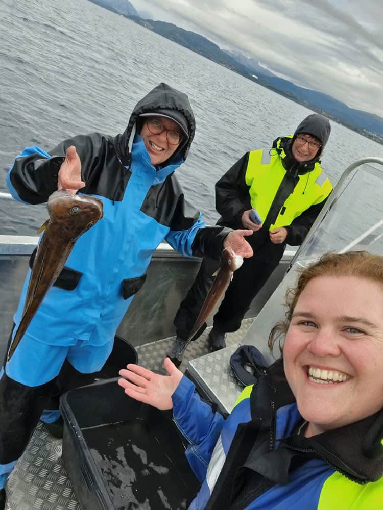 Van de tien vissende dames hebben er maar vier viservaring op zee en de rest niet.