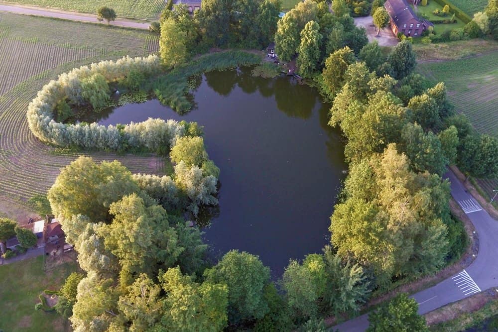 Rond het meer staan meerdere steigertjes dus je kunt er ook voor kiezen om meerdere plekken aan te voeren en die dan af te vissen.