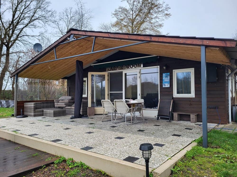 Aan de rand van Karperdroom in Herpen staat een keurige bungalow, geschikt voor twee personen.