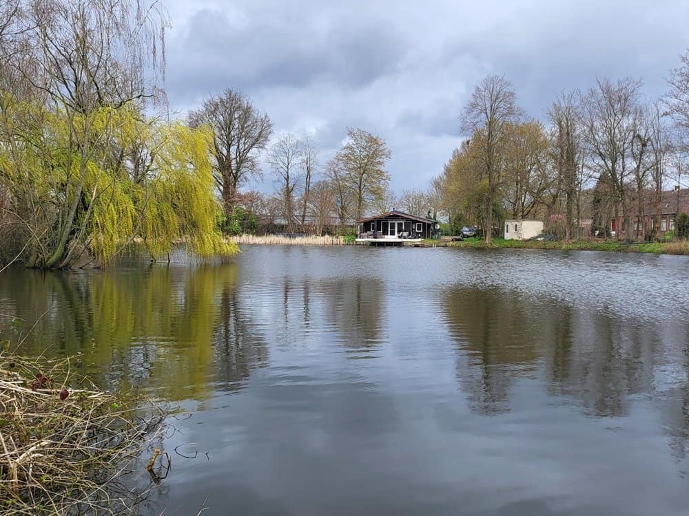 De diepte varieert van 1 tot wel 3,5 meter en vanwege de keurige accommodatie is het hier ook in de koudere periodes goed vertoeven.