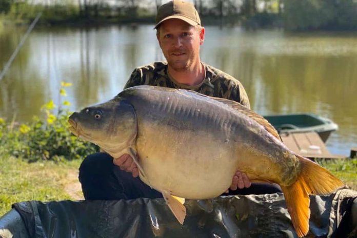 Het wiel zelf, dat bevist kan worden via Angling Escapes, is ruim 0,7 hectare groot en doordat het overzichtelijk is geeft dit veel mogelijkheden voor de ervaren, maar ook voor de minder ervaren karpervisser.