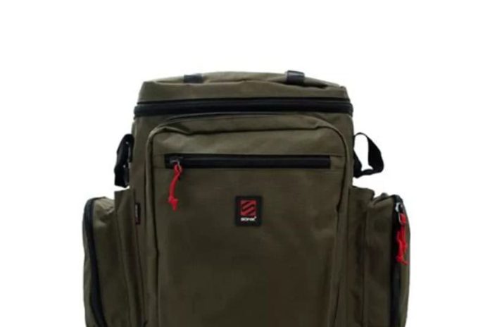 De extreem veelzijdige Sonik Rucksack uit het assortiment van Hengelsportzaak van de Ven is voorzien van vergrote voor- en zijzakken met ritssluiting.