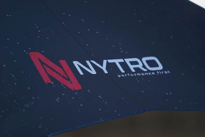 De Nytro Space Creator Flatback 50 is een veelzijdige paraplu met waterdichte getapete naden en lichtgewicht glasvezel baleinen voor maximale ondersteuning en stabiliteit.