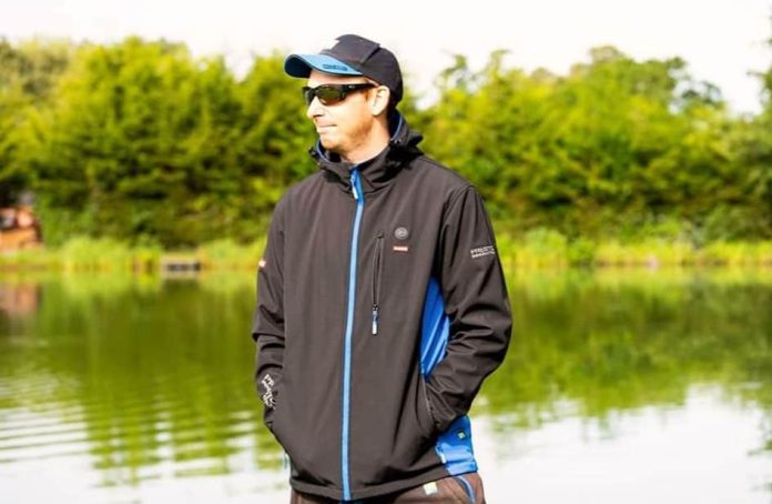 De Preston Innovations Thermatech Softshell Jacket uit het assortiment van Hengelsport Kruidenier helpt je om ook op de koudste dagen comfortabel en warm te blijven en biedt je bescherming tegen de elementen.