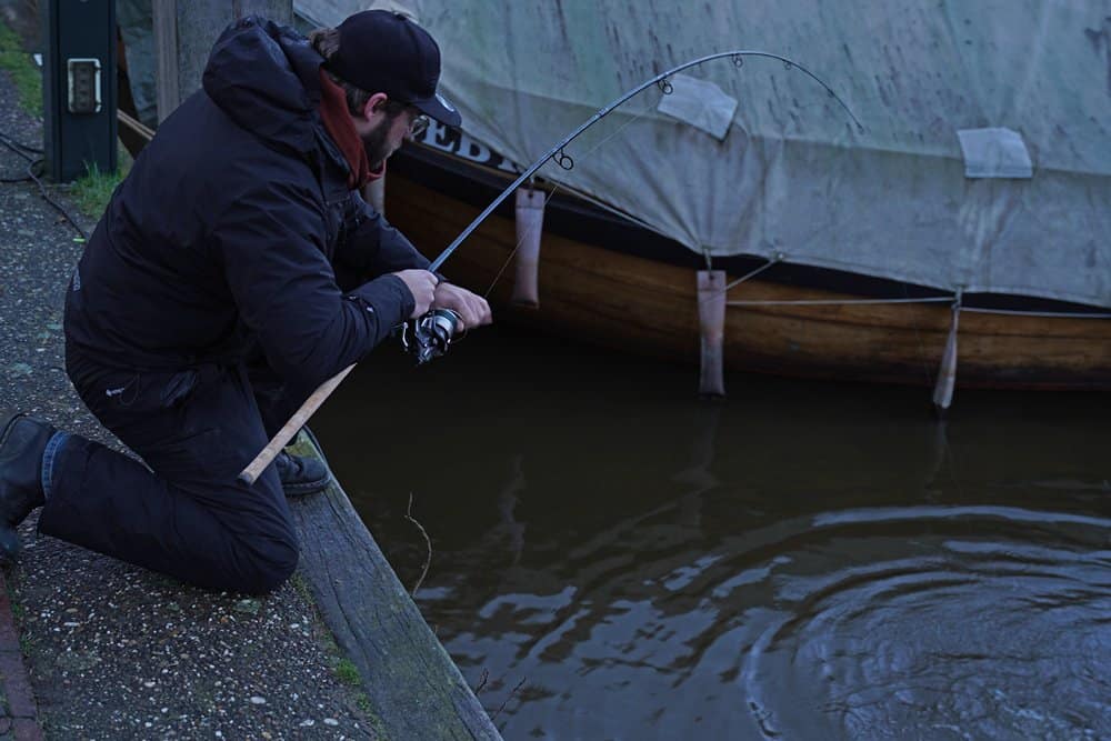 Deze 10 voets hengel buigt met zijn 2,75 lb testcurve prima door maar heeft net als zijn langere broer flink ruggengraat om (grote) aasvis mee weg te zetten én om de haak goed te zetten.