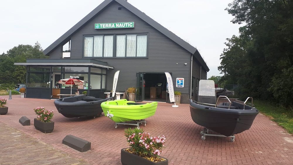 Met een complete watersportwinkel.