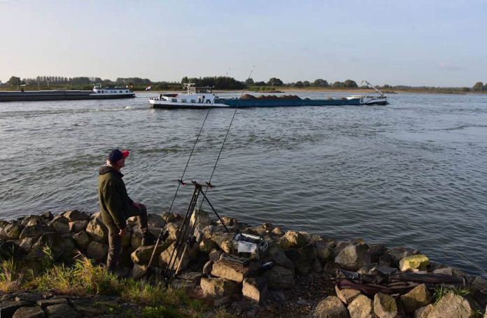 De Waal is onze meest ruige rivier: breed met heel veel scheepvaart en een sterke stroming.