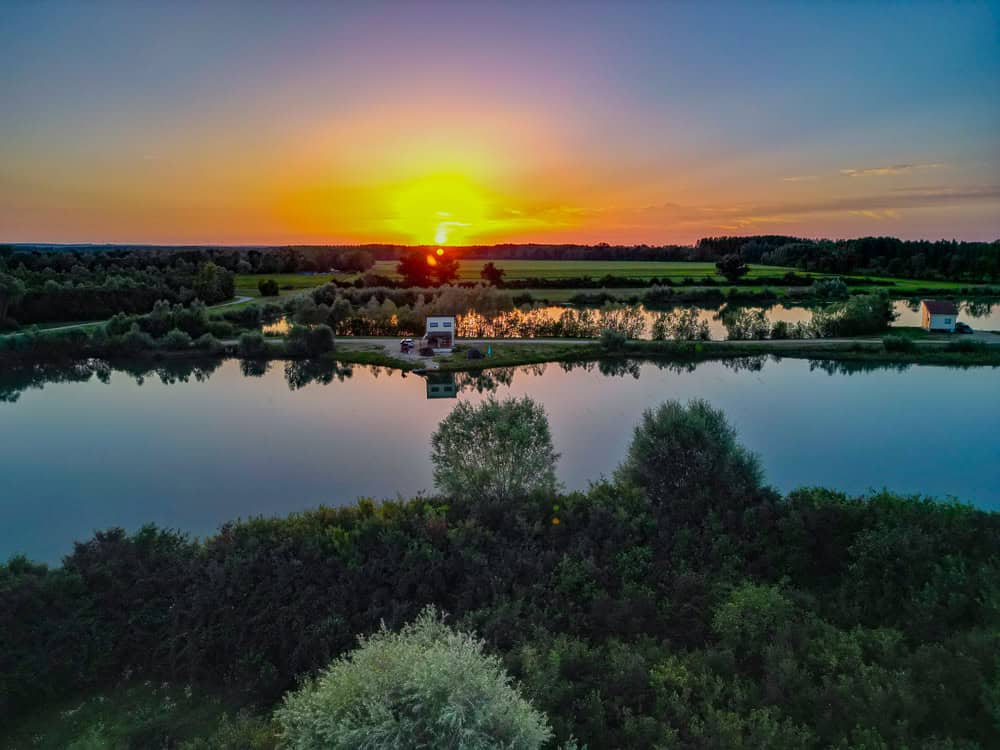 Het zes hectare grote betaalwater wordt pas sinds medio 2023 bevist en de populatie aan prachtige, snelgroeiende karpers maakt het een aantrekkelijke bestemming voor een visvakantie.